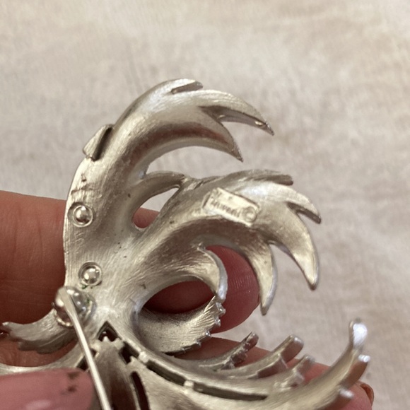 Vintage crown Trifari brooch. Slightly over 3 inches. Perfect. Sweeping scallop - Picture 6 of 7